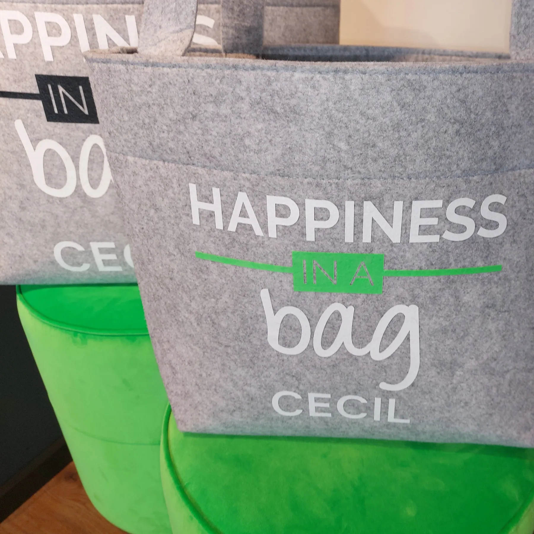 Des sacs cabas en feutre gris de la marque Cecil.