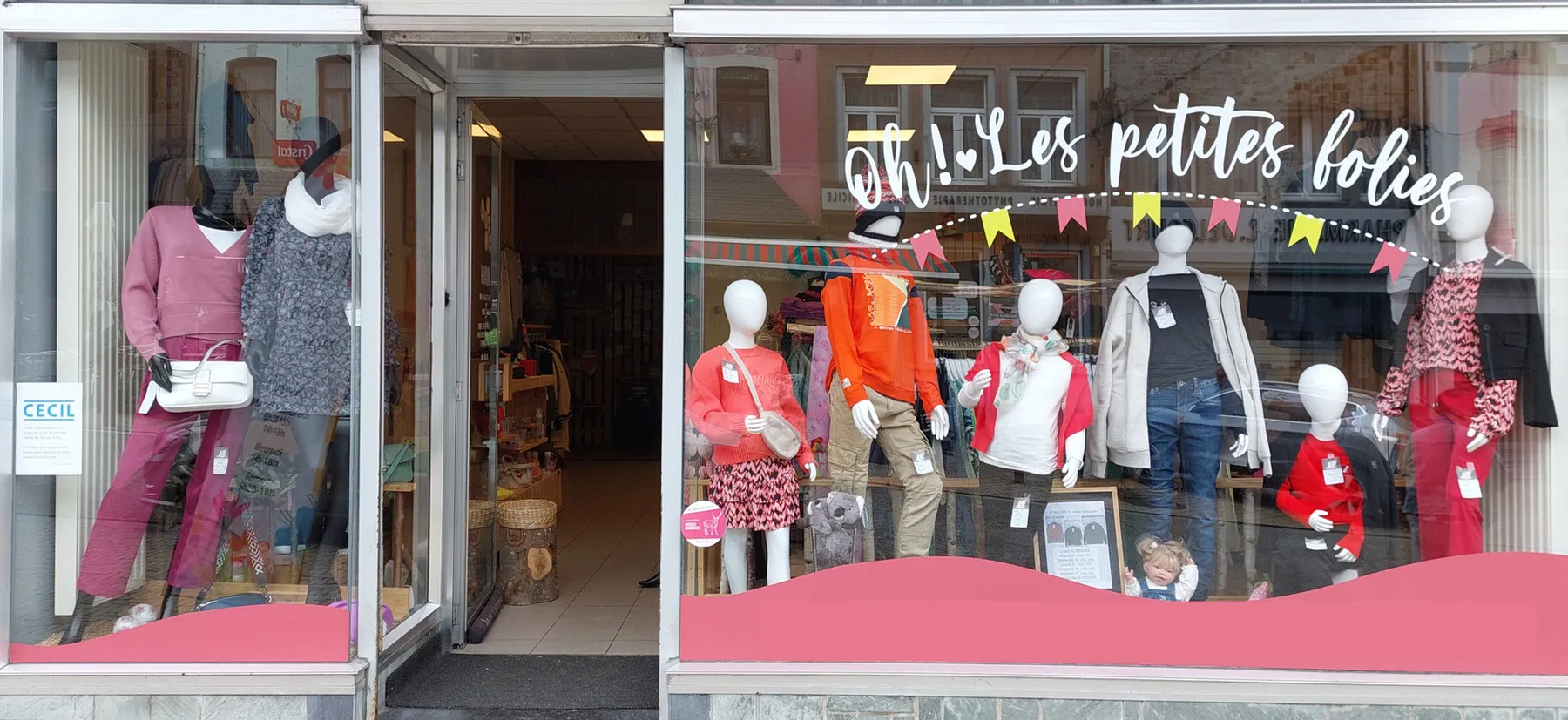 La devanture d'Oh ! Les petites folies, Place du Marché à Saint-Hubert, avec ses vitrines habillées de mannequins.